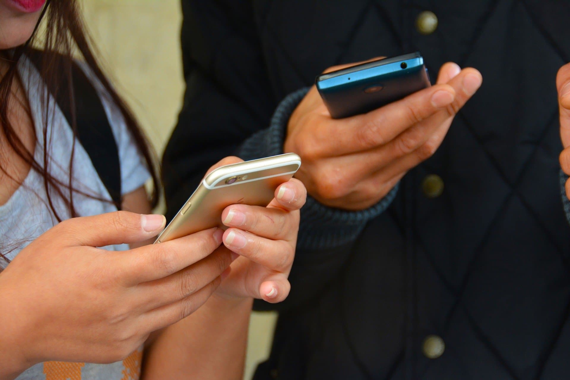 texting-1490691 1920